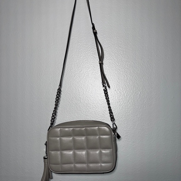 Michael Kors - Jet Set Medium Studded Quilted Leather Camera Bag - Picture 6 of 9